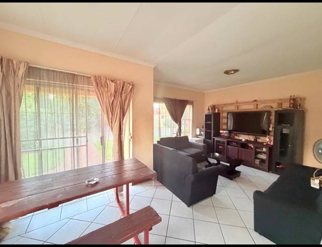 2 BEDROOM TOWNHOUSE FOR SALE IN VANDERBIJLPARK CE 2